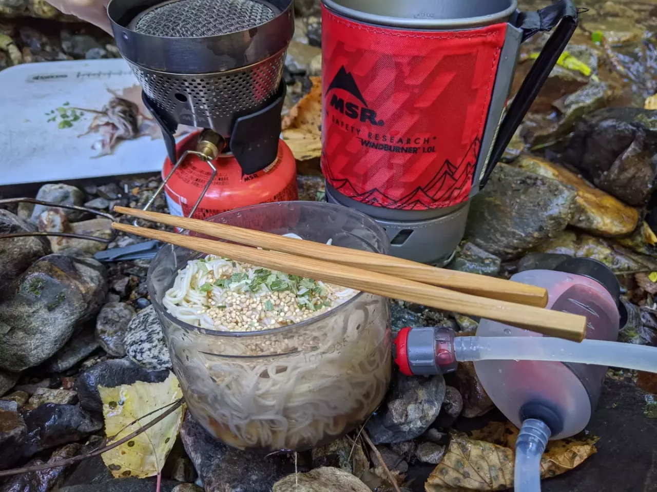 ボウルに素麺を入れてつゆをたっぷり入れて食べる。ボウルに高さがあるのでこぼす心配も少ない。このボウルにクッカーのフタが装着できるのもナイスギミックだ