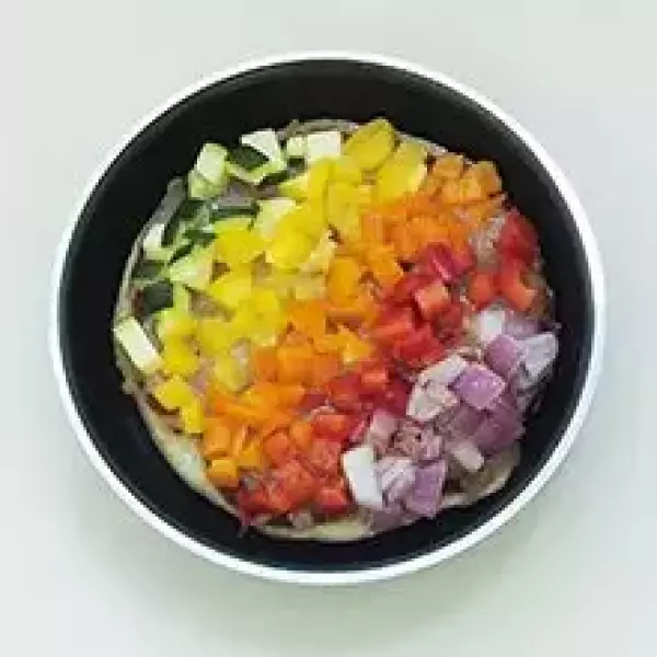 ハロウィンパーティにも山ごはんにも『カラフルベジーピザ』