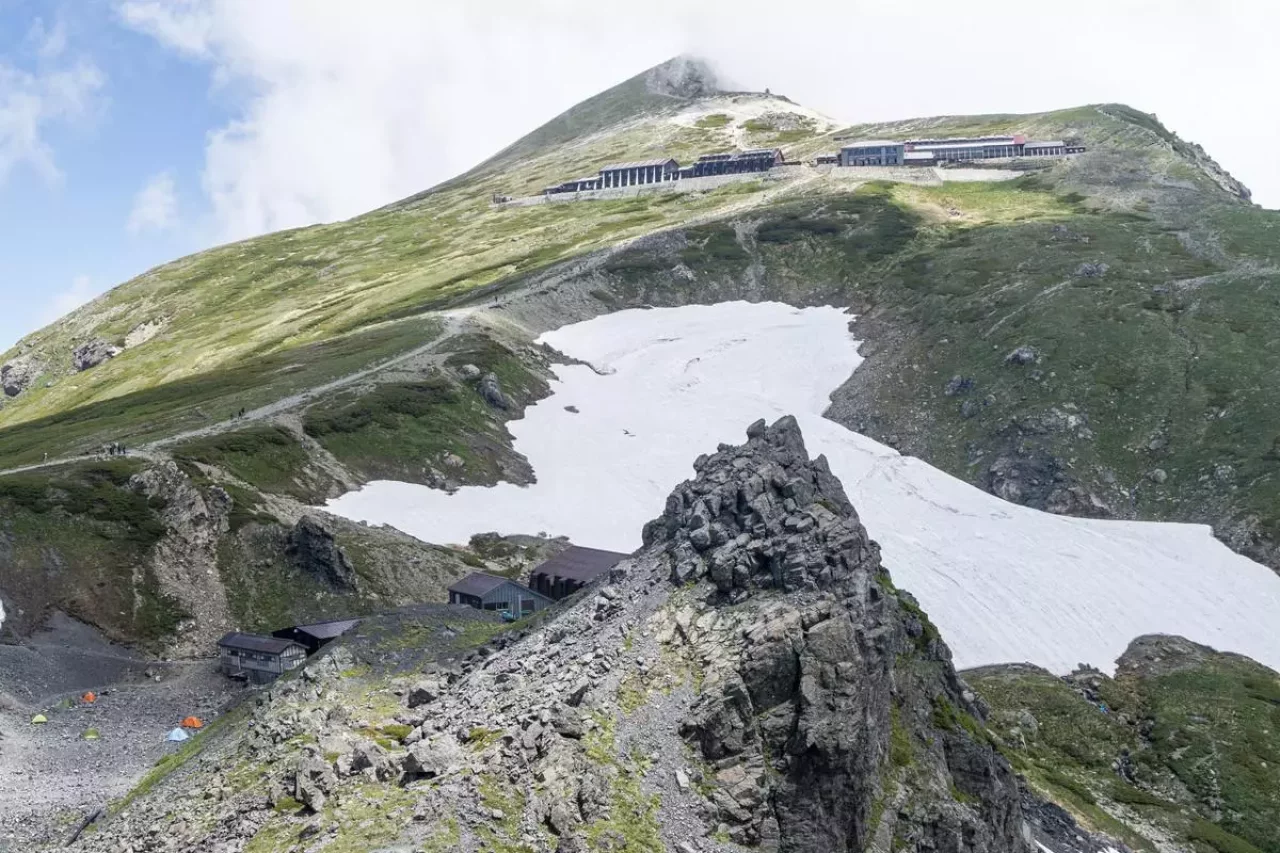 白馬山荘を見上げる