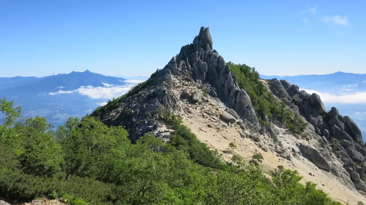 地蔵岳山頂のオベリスク