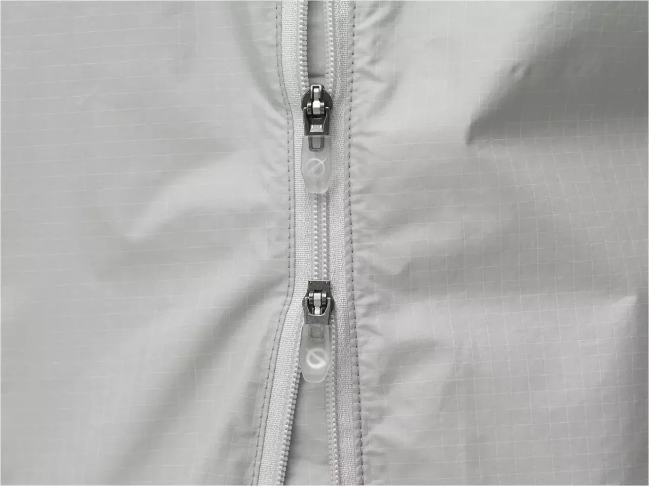 エマージェンシーフーディーを着用しながらの行動を快適に