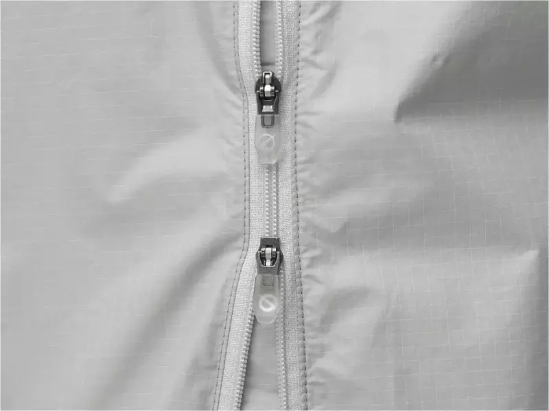 エマージェンシーフーディーを着用しながらの行動を快適に