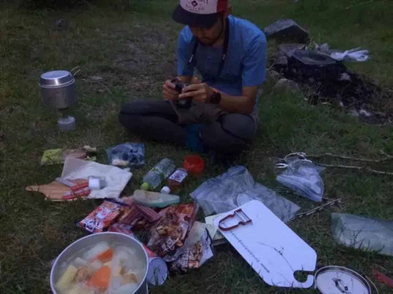 沢にあがってテント場でくつろぐ