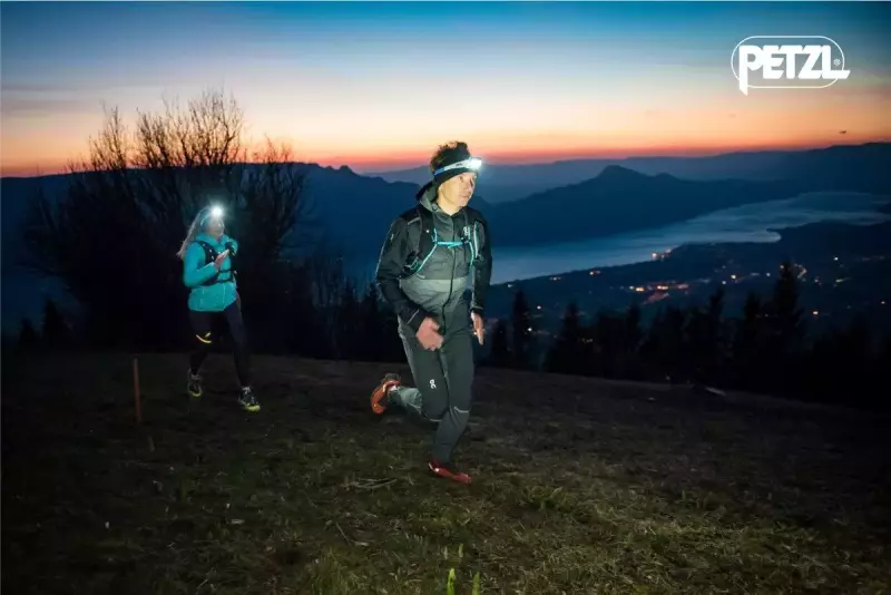 ペツルヘッドランプ 自動で最適な光を照射