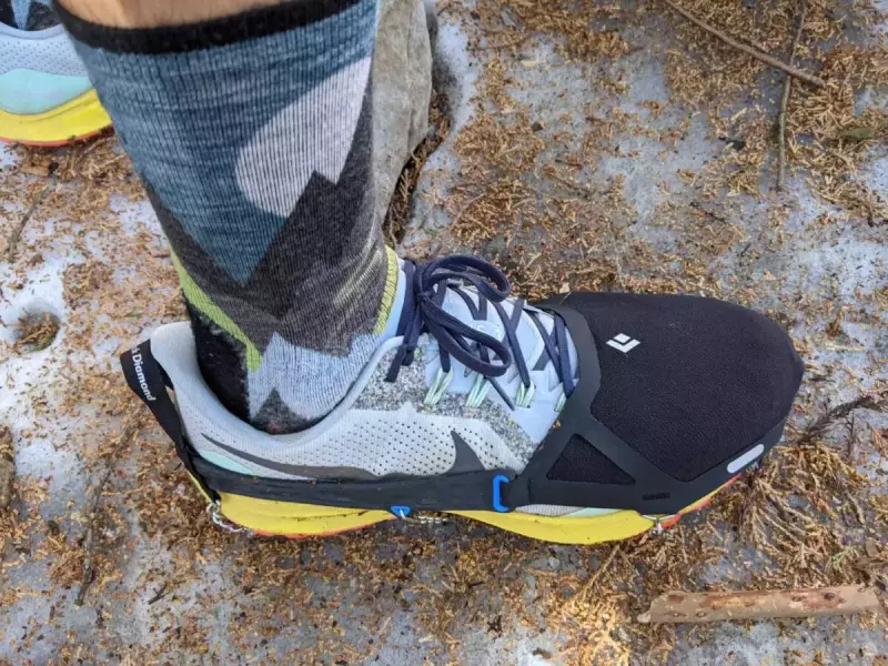 アッパーのソフトシェルはカバー代わりにもなっていて雪の浸入を防ぐ