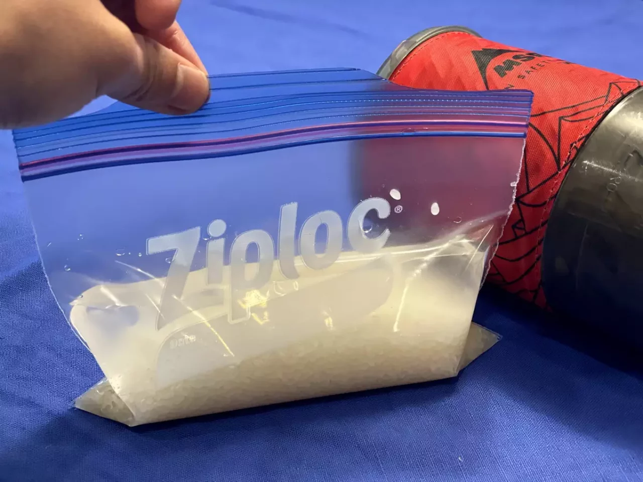 ジップロックでお米をたく方法 水を入れる