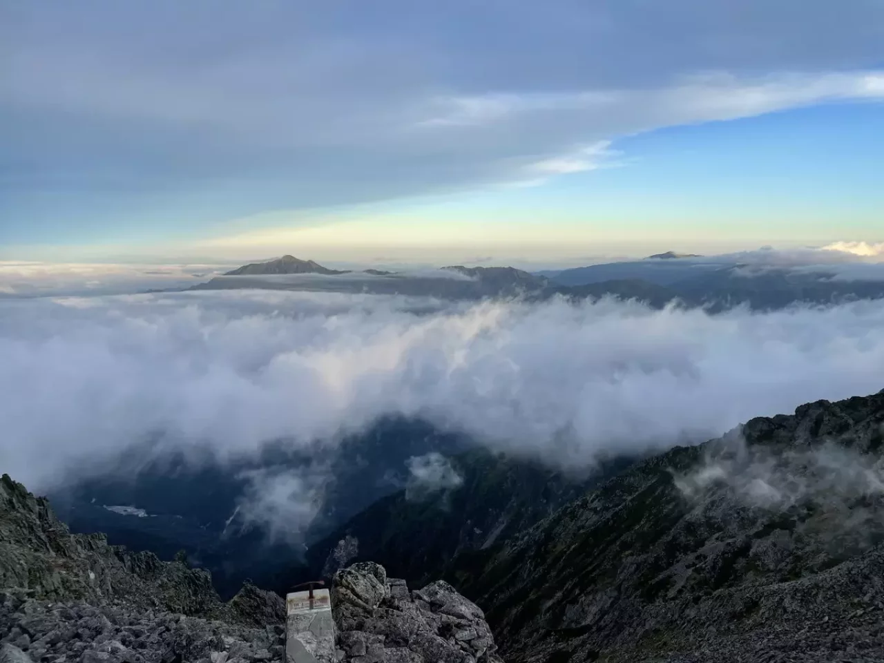 穂高岳山荘で風が弱くともこの岩場を上ることで西側からの風が強く当たる場合