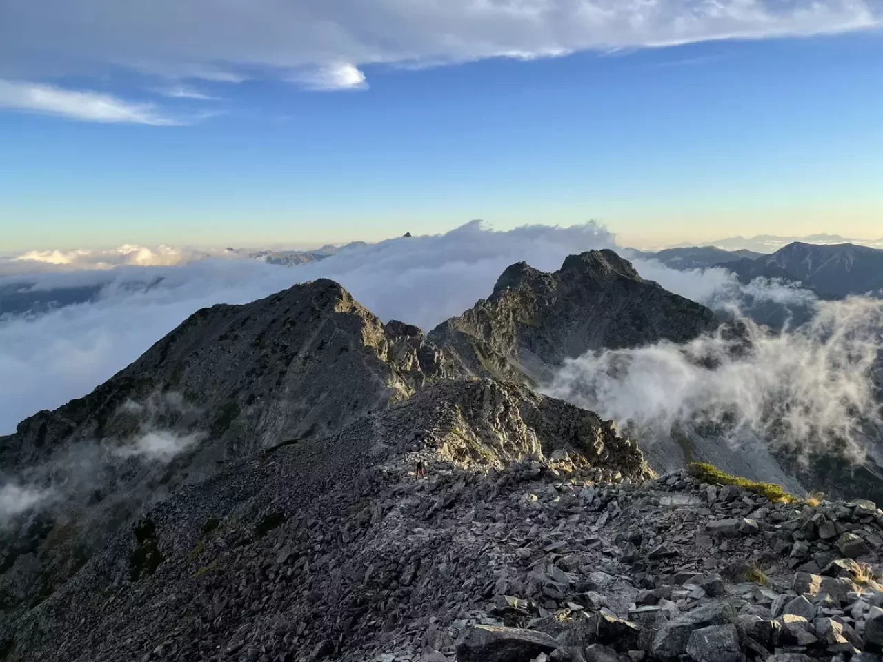 吊尾根を歩いて岳沢小屋方面から上高地に降りる登山プラン