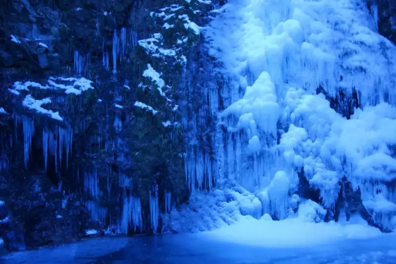 【氷瀑登山5選】アイスクライミングだけじゃない!東京都・埼玉県で冬の滝を楽しもう!|登山レポート|レポート|山のコト|登山・トレラン・山スキーマガジン「山旅旅」