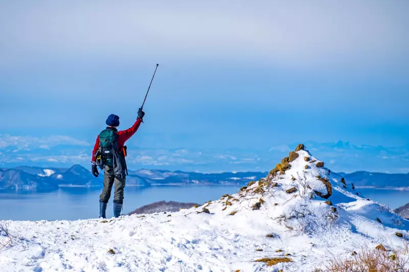 【2025年最新版】冬山登山の服装完全マニュアル!おすすめアイテムも!|登山ウェア|山のモノ|登山・トレラン・山スキーマガジン「山旅旅」
