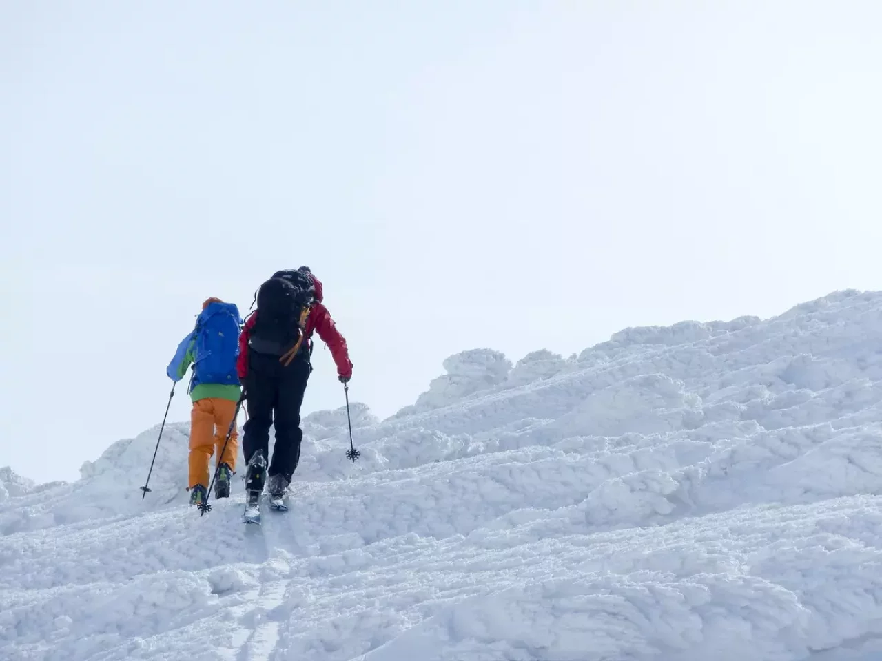 冬山登山やバックカントリースキーのハイクアップ