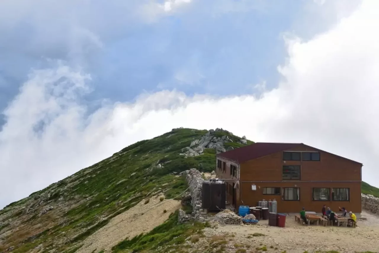 薬師岳山荘と薬師岳山頂