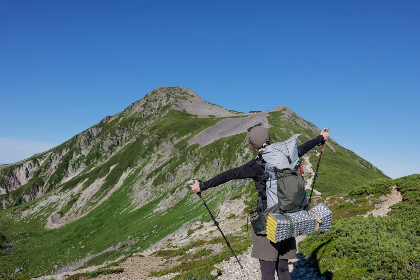 【2025年】女性のためのレディースザックー小屋泊・テン泊登山用の36〜60Lモデルを徹底比較ー