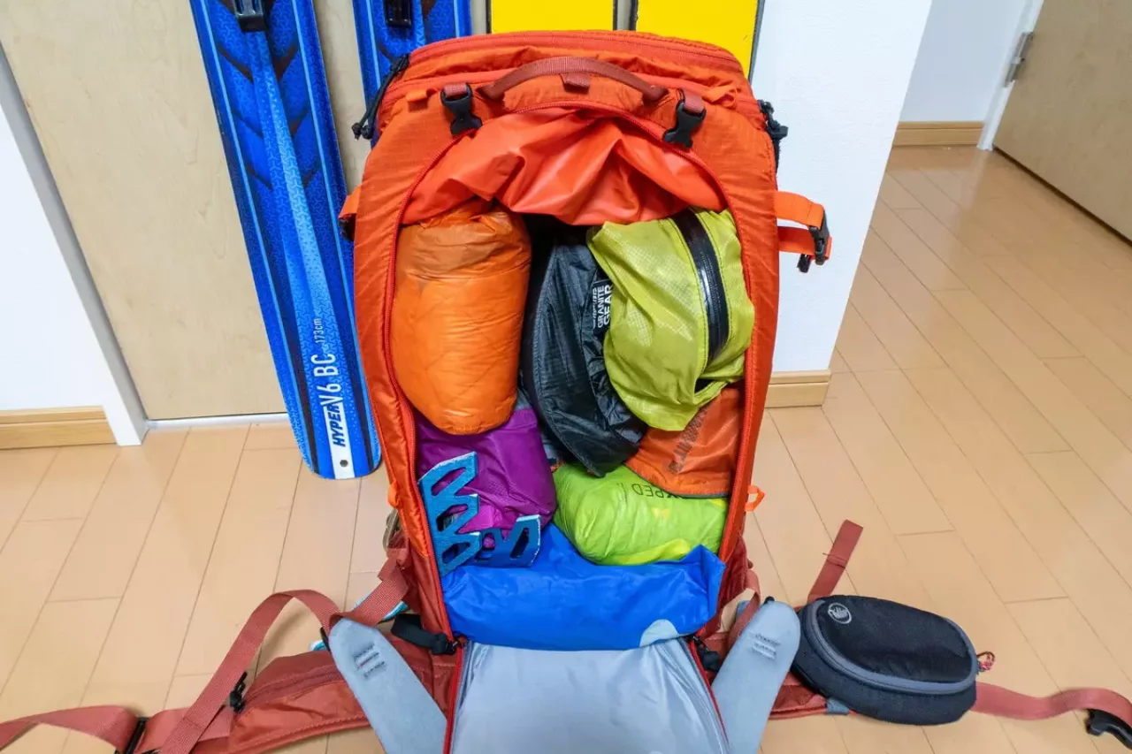 ドイター フリーライダー プロ 34+はトップローディングも背面アクセスもある