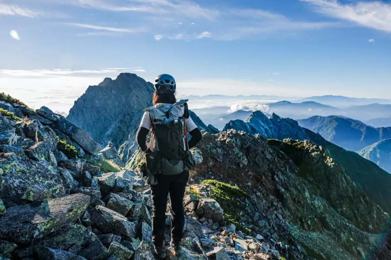 【2024年版】超軽量!200g前後のインモールド登山ヘルメットのおすすめ5選!|ヘルメット|登山ギア|山のモノ|登山・トレラン・山スキーマガジン「山旅旅」
