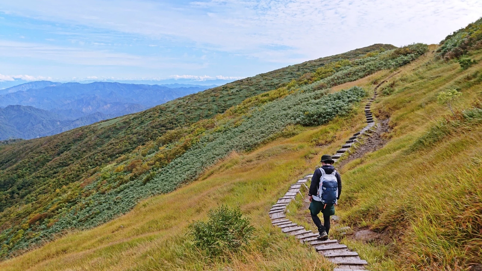 【2024年版】秋の紅葉登山に必携!おすすめのミドルレイヤー8選!