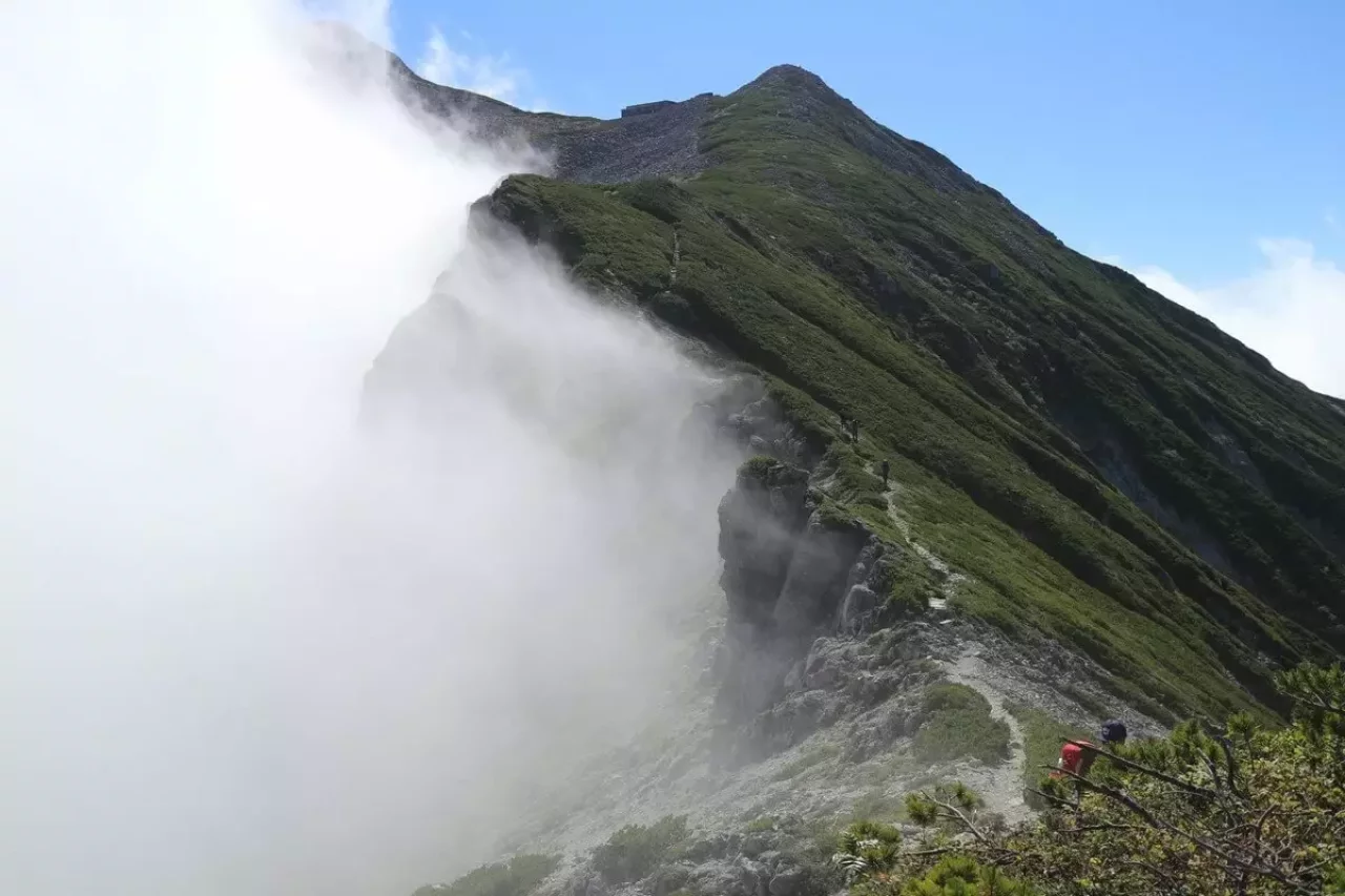 笠ヶ岳山頂へ続く稜線
