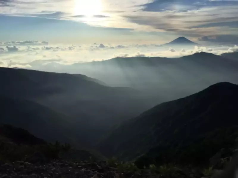 明石岳山頂から見た富士山