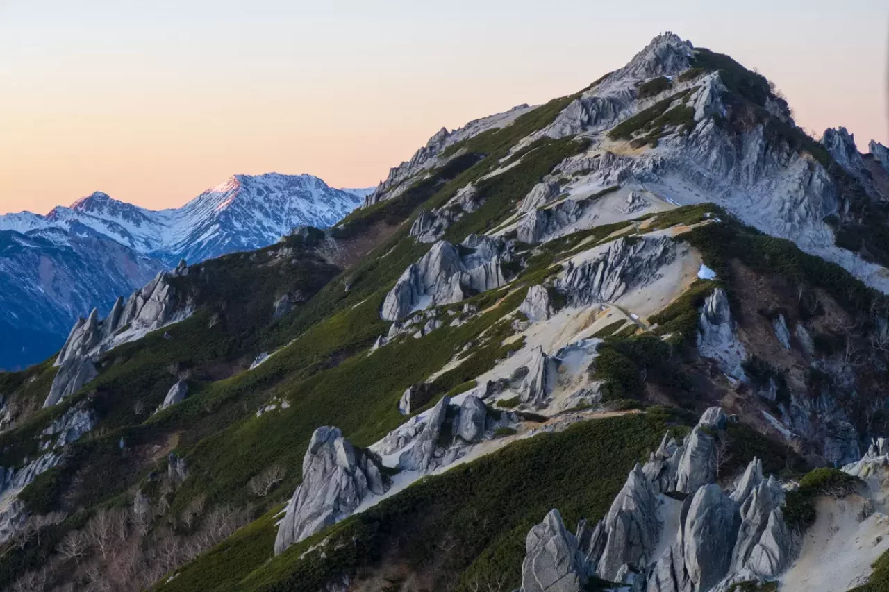 花崗岩でできた独特の山体