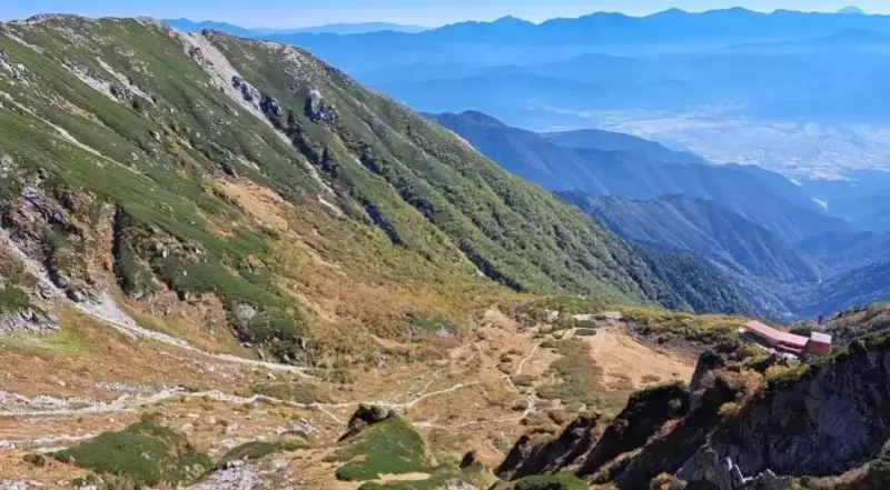 宝剣岳縦走中で眼下に広がる「千畳敷カール」