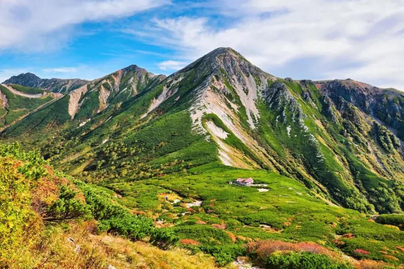【2024年版】秋の登山は体温低下に要注意!おすすめのウィンドブレーカー10選!|ウィンドブレーカー|登山ウェア|山のモノ|登山・トレラン・山スキーマガジン「山旅旅」