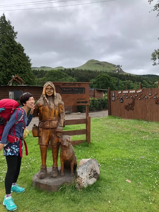 湖を囲む山々 ウエストハイランドウェイの一部を歩く バルマハからミルンゲイヴィへ