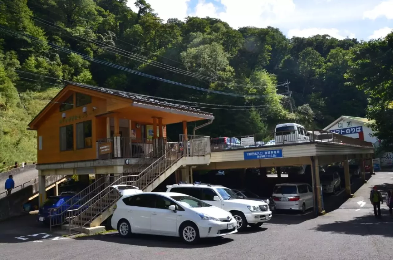 車が停まっている見ノ越第一駐車場