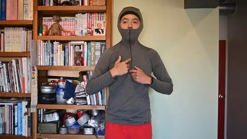 ジップネックとジップネックフーディは胸の辺りまで開くジッパー