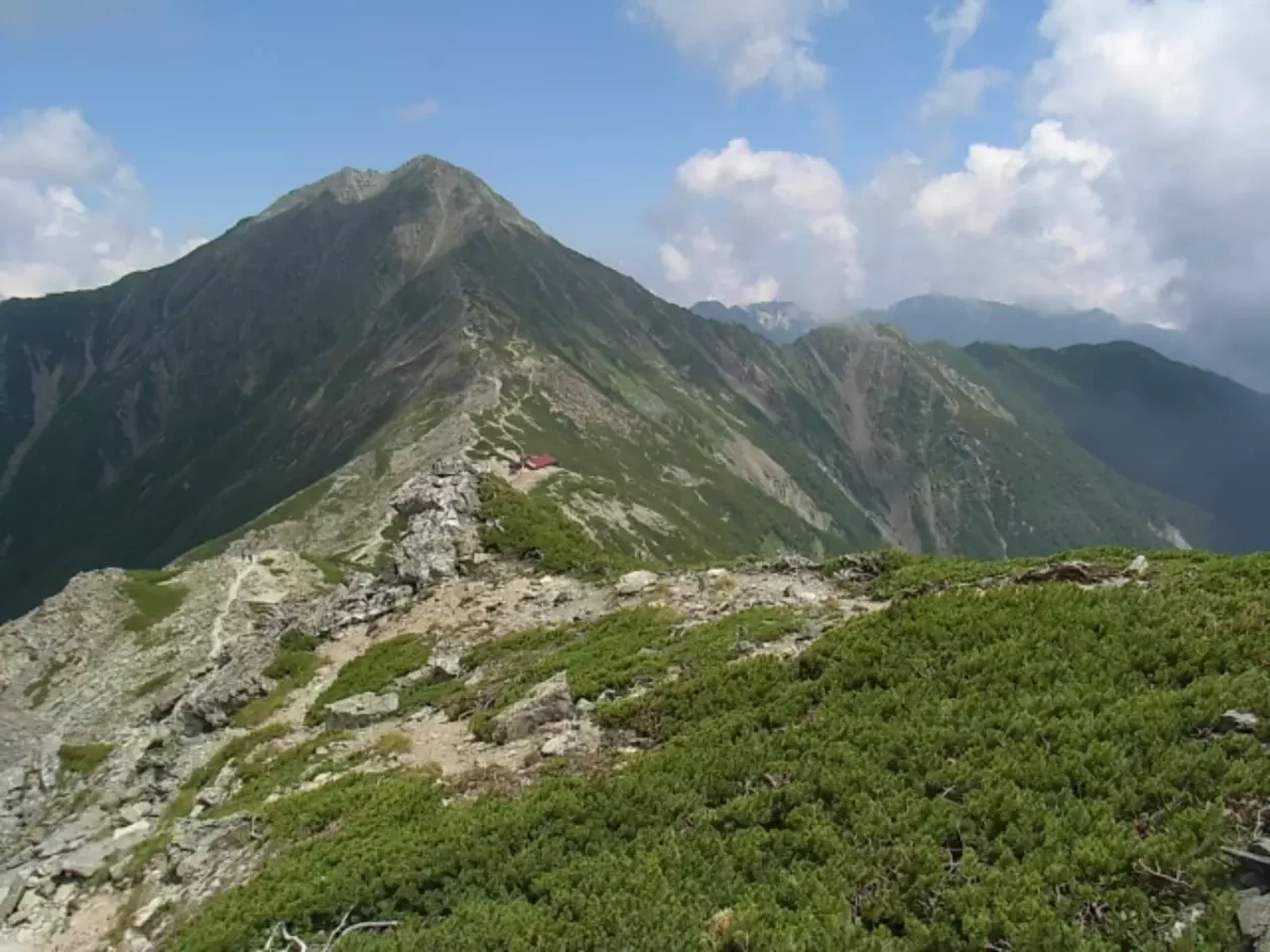 北岳から望む北岳山荘