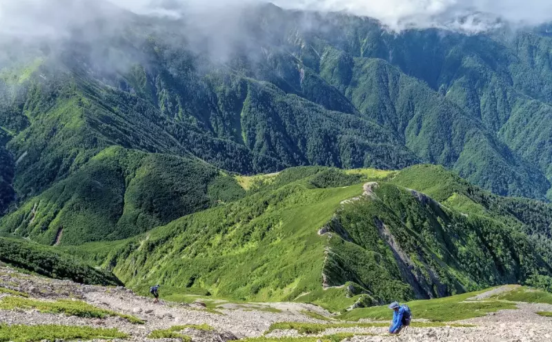 茶臼岳(南アルプス)山頂からのびる稜線