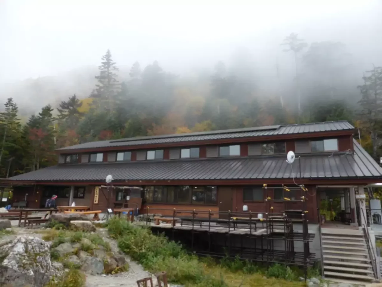 白根御池小屋と登山者