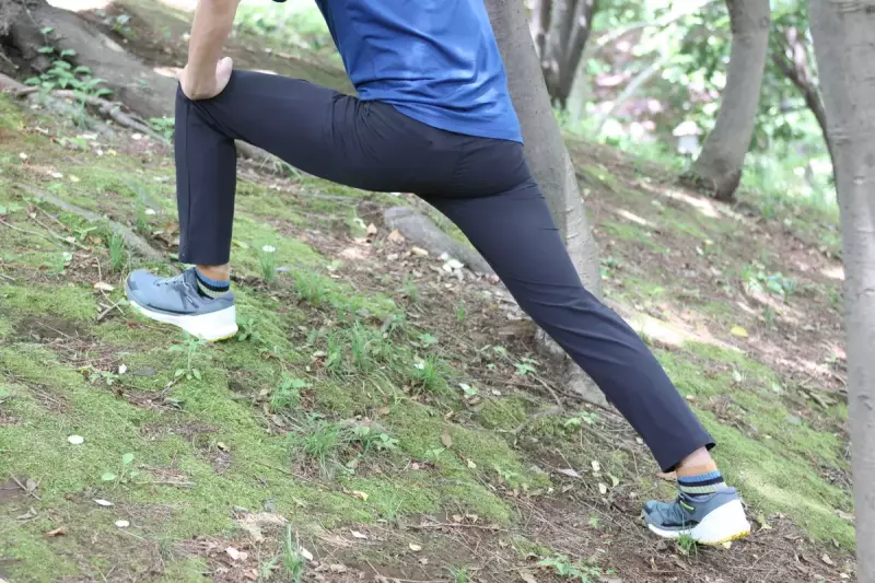 登山用パンツとして必要な3つの機能-膝を曲げやすい