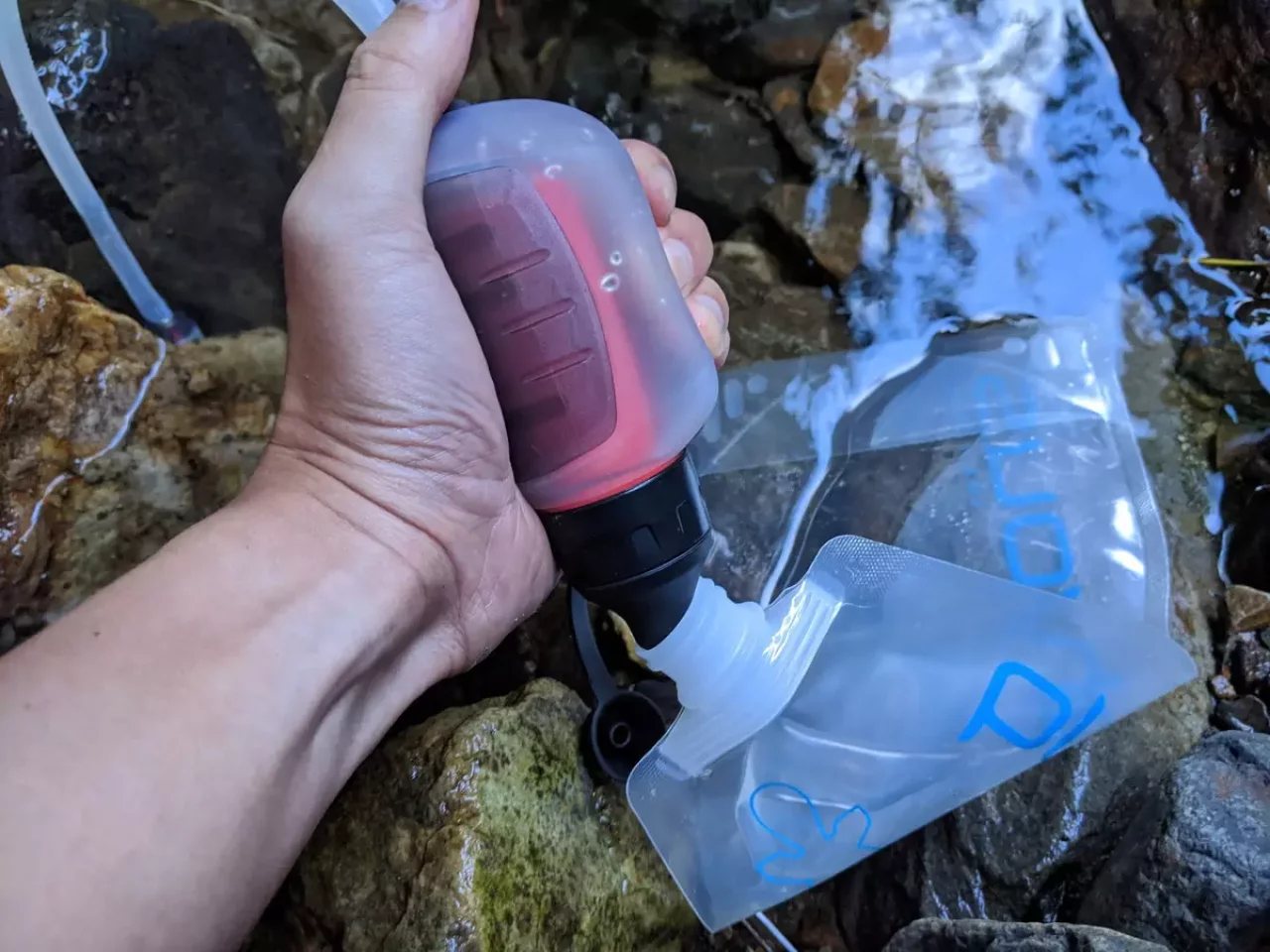 野営場所は源流域だったために、綺麗な水が流れているものの、大腸菌などによる汚染も怖いので、流れている水をMSRトレイルショットマイクロフィルターで浄水してプラティパスのソフトボトル1リットルに移す