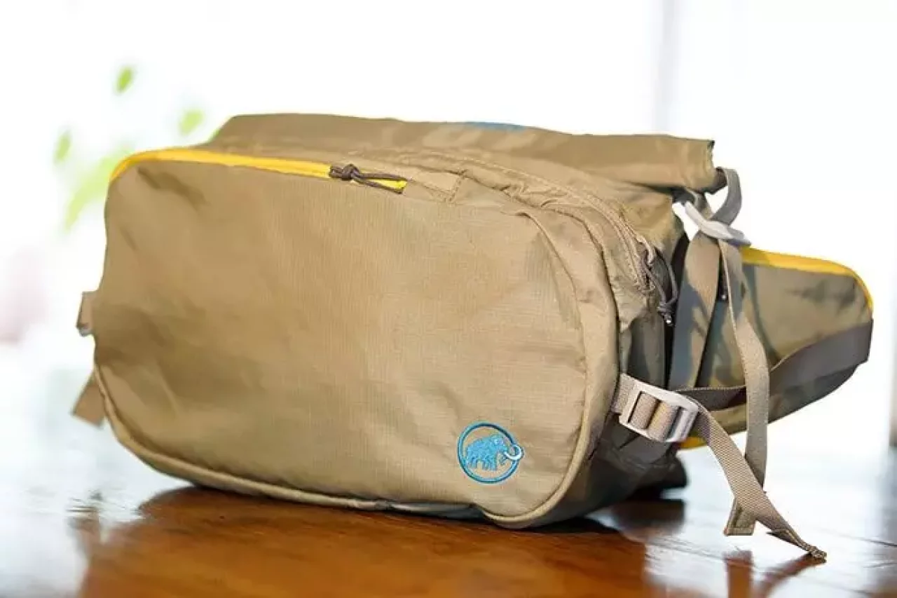 ビッグパック(名称不明)とマムートの「WAISTPACK HIKE」