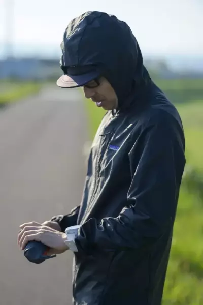 ドローコードがついて頭にフィットすることで防風性に優れ