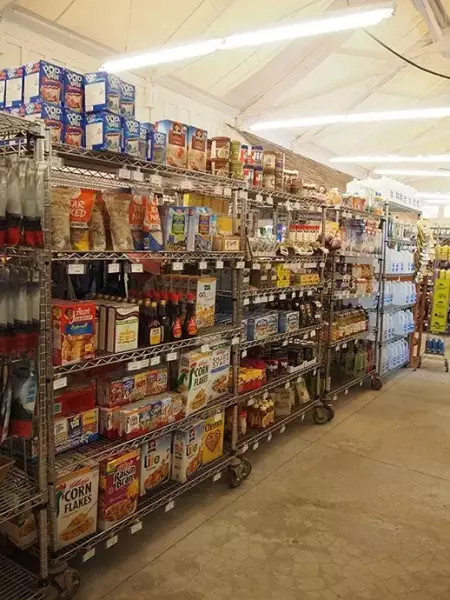 トレイルの途中で立ち寄った食糧品店