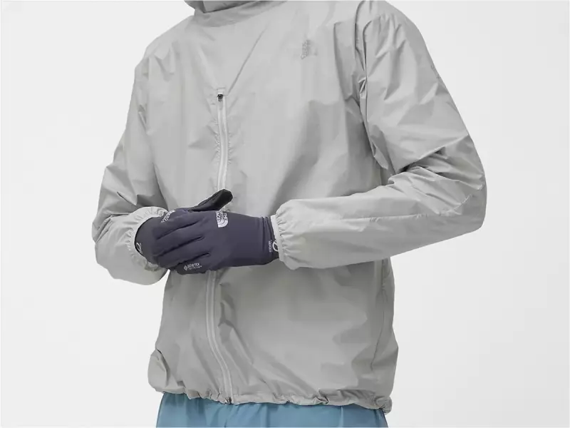 ファスナーはフロントの下から胸あたりまでの一箇所のみ