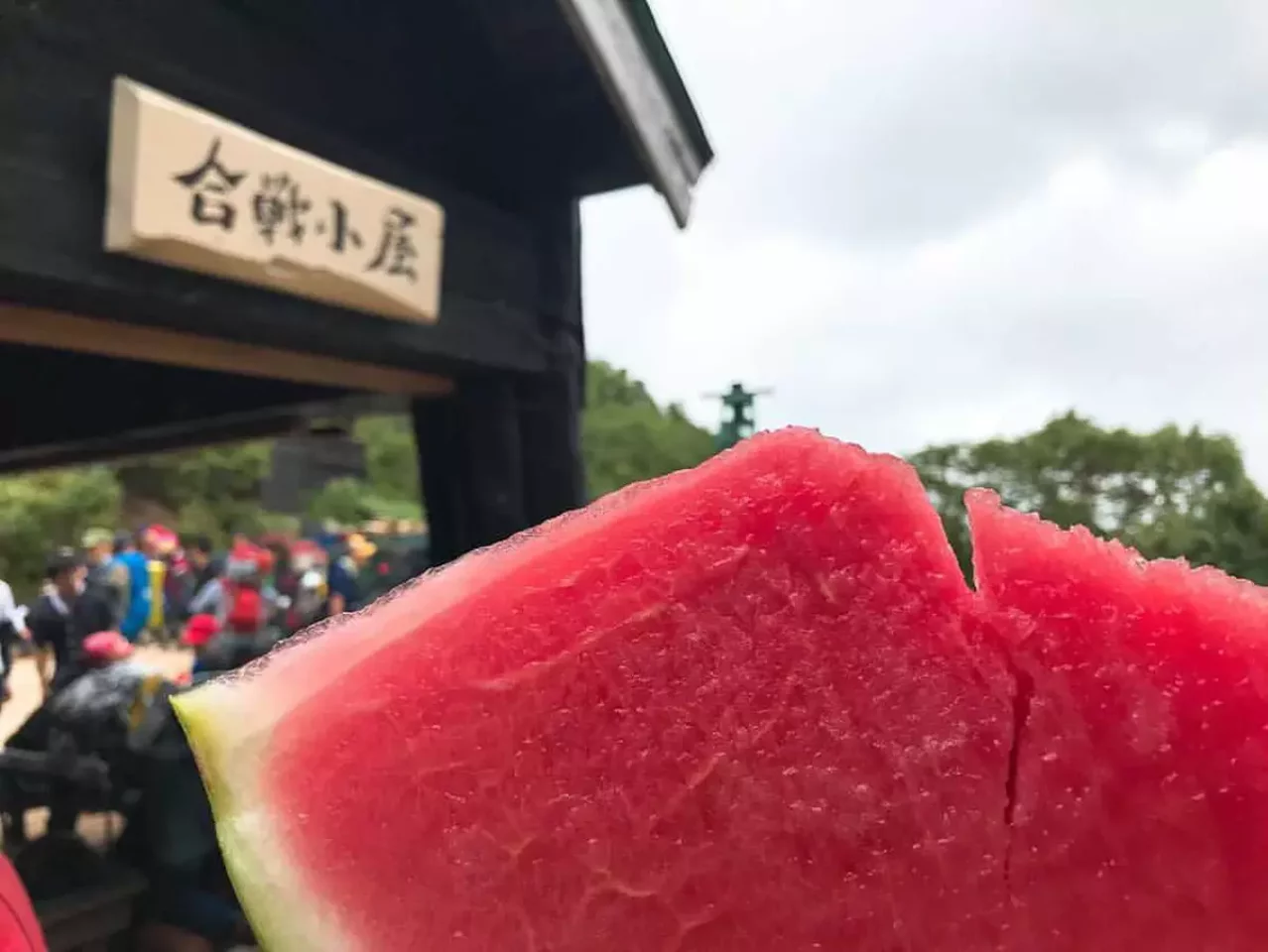 夏には合戦小屋でスイカを楽しむ