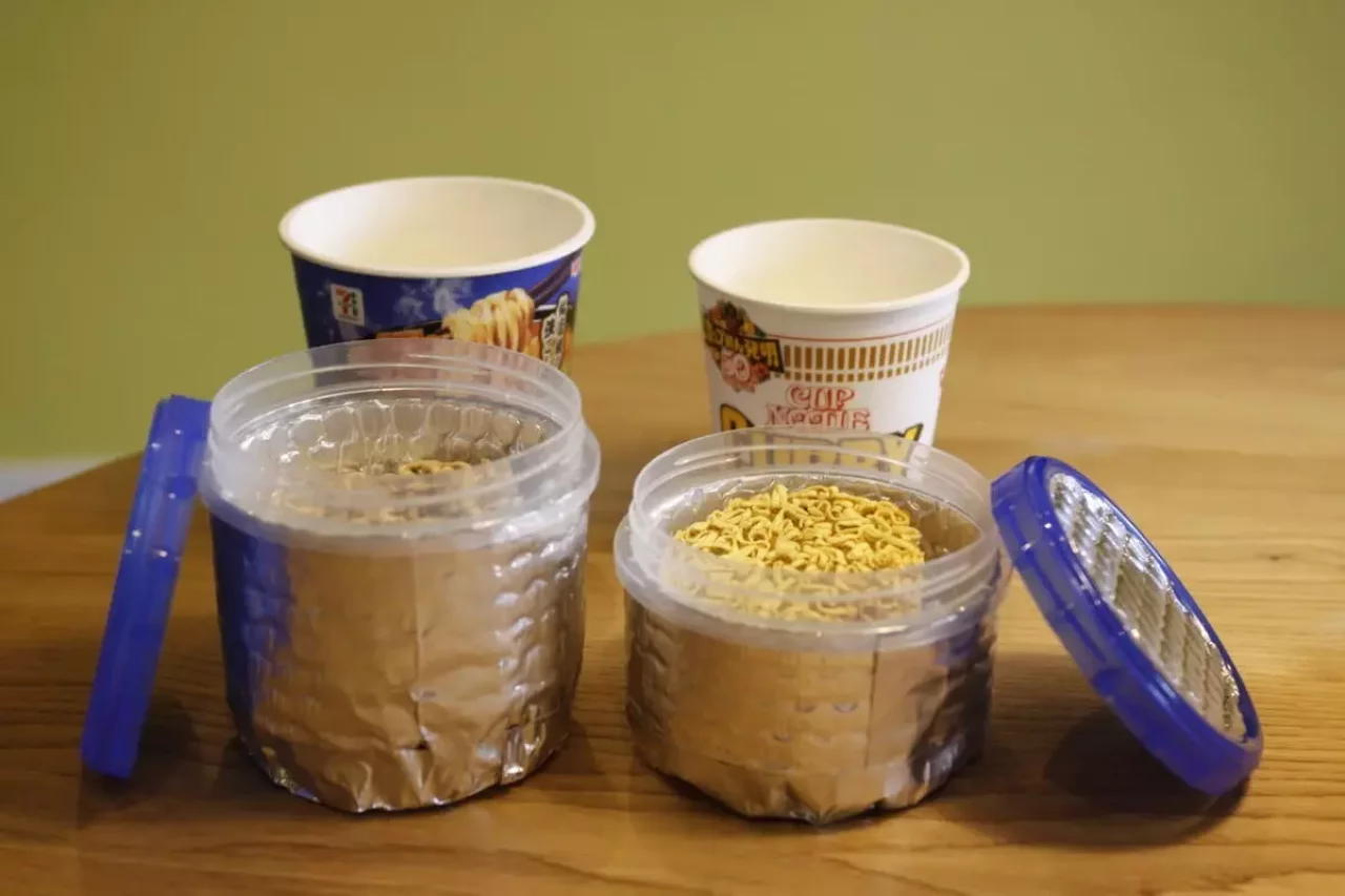 ゴミを出さずにカップラーメンが楽しめる-スクリューロックコジー