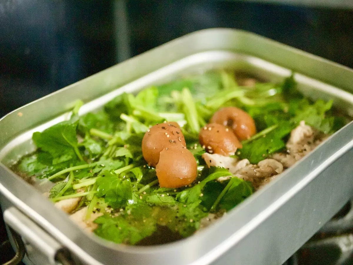 豚肉の梅鍋-赤ワインで作るおしゃれな山ごはん