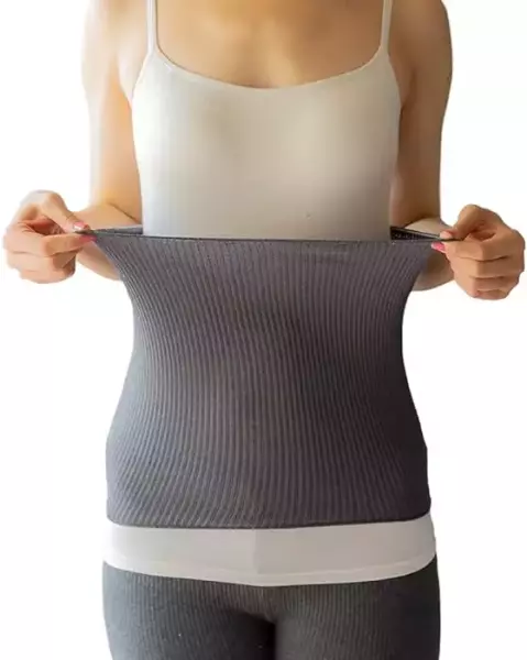 海岸に打ち寄せる波の空中写真。