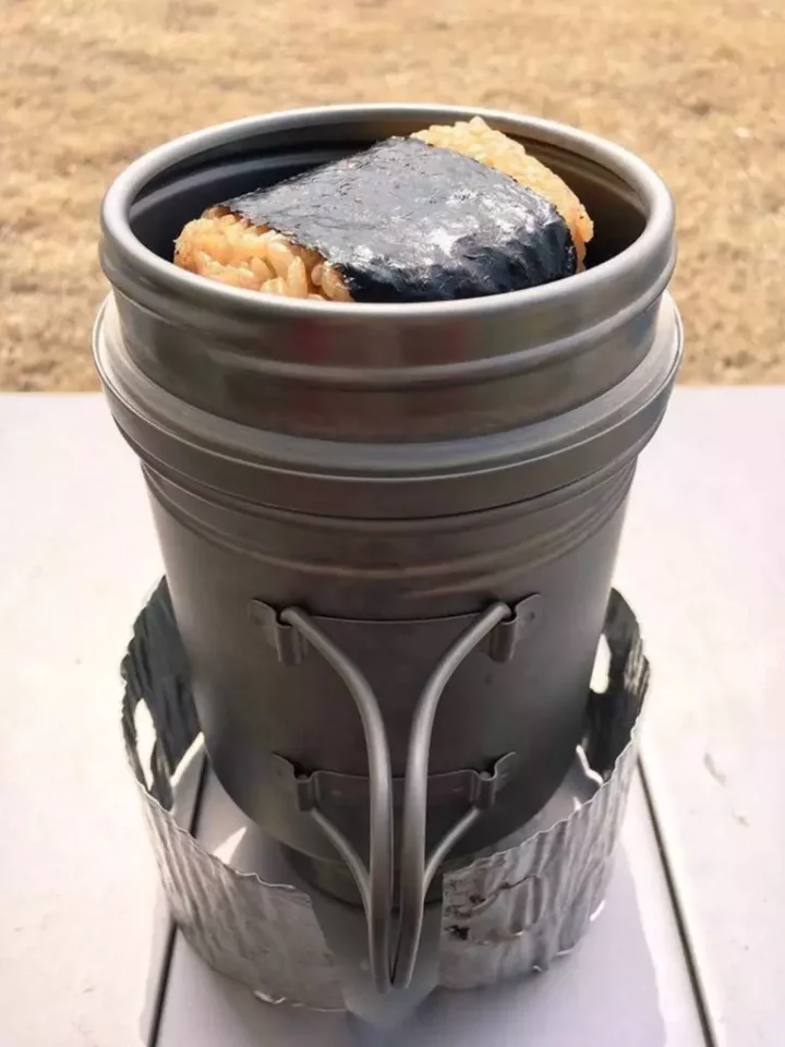 チタニウムボット700の上におにぎり