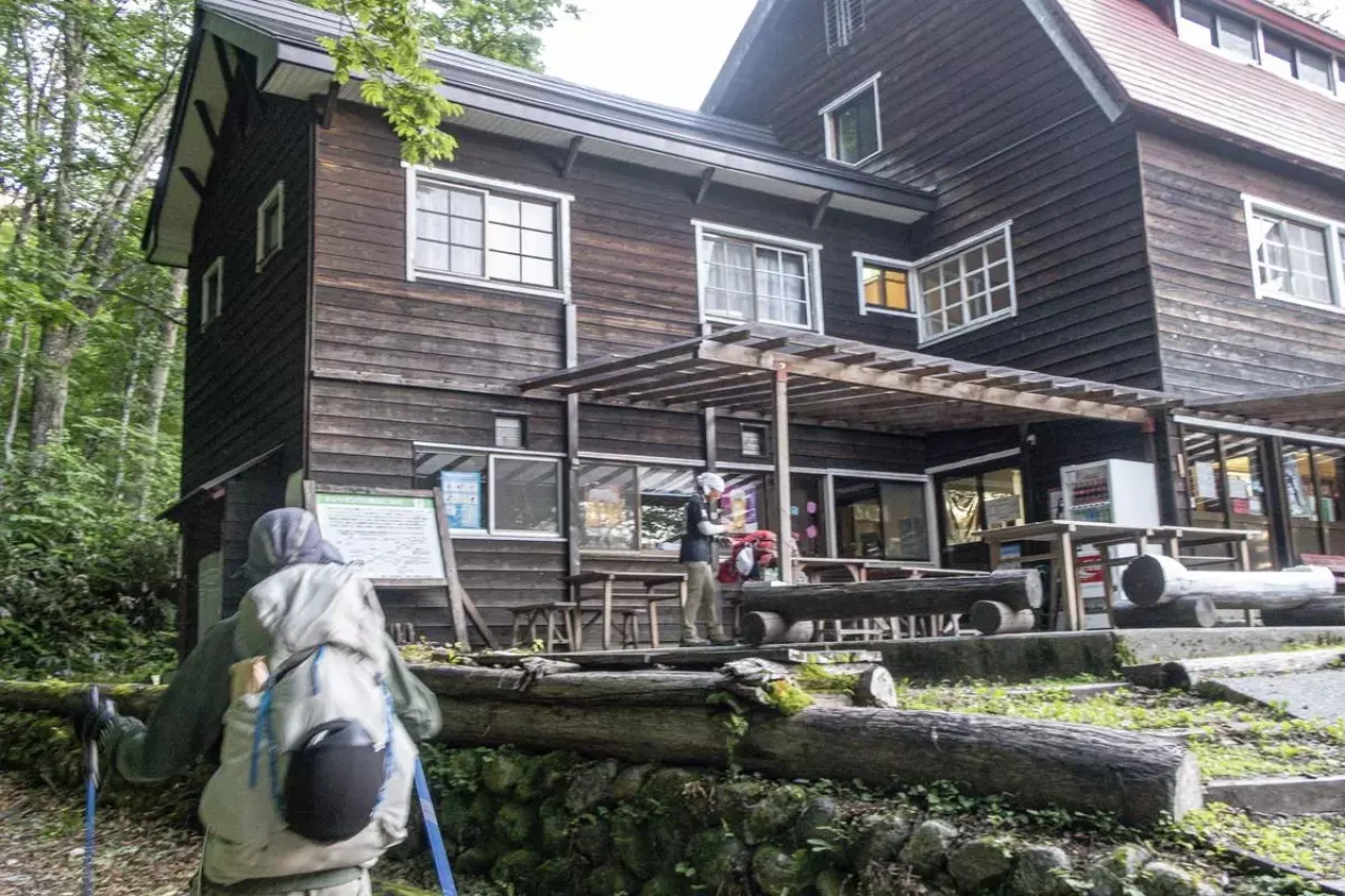 猿倉荘の横を通る登山者