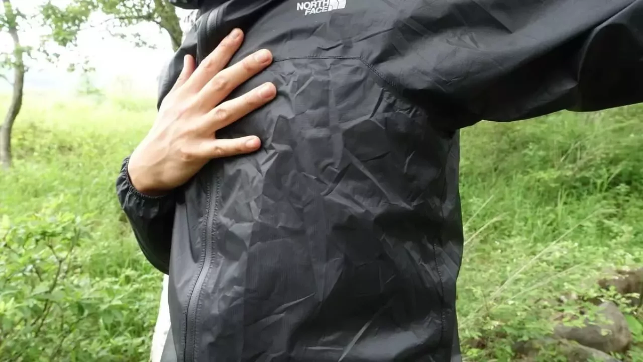 超軽量レインウェア THE NORTH FACE ストライクトレイルフーディのフィット感