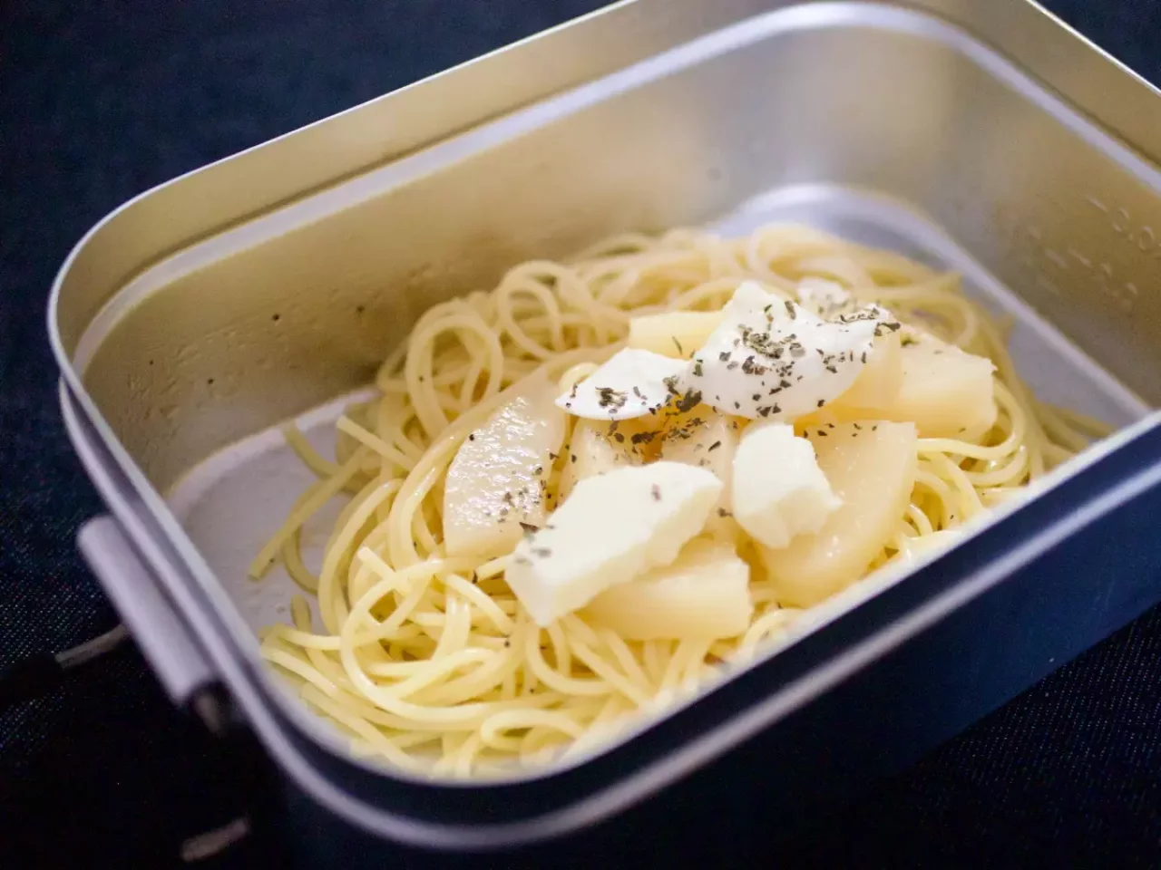 おしゃれな桃とモッツァレラチーズのパスタを食べてみよう