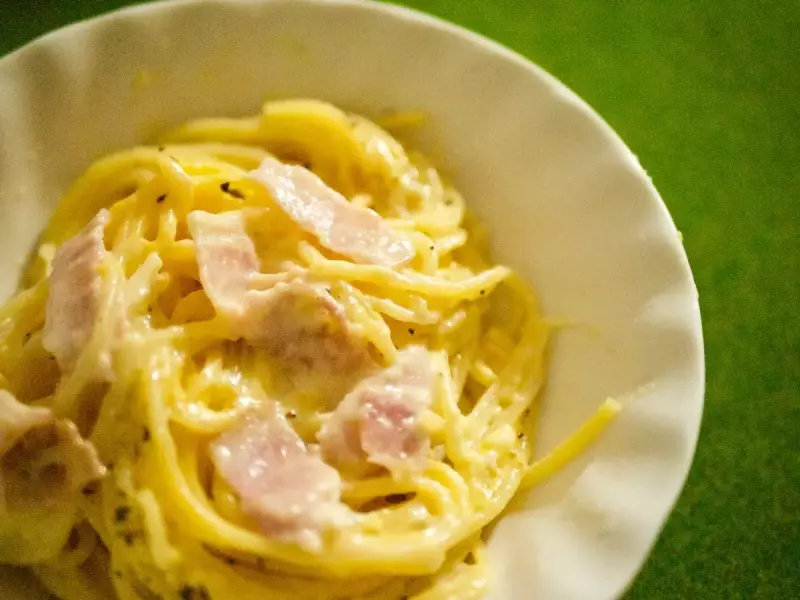 クリーム仕立てのカルボナーラは茹で汁に困らない!