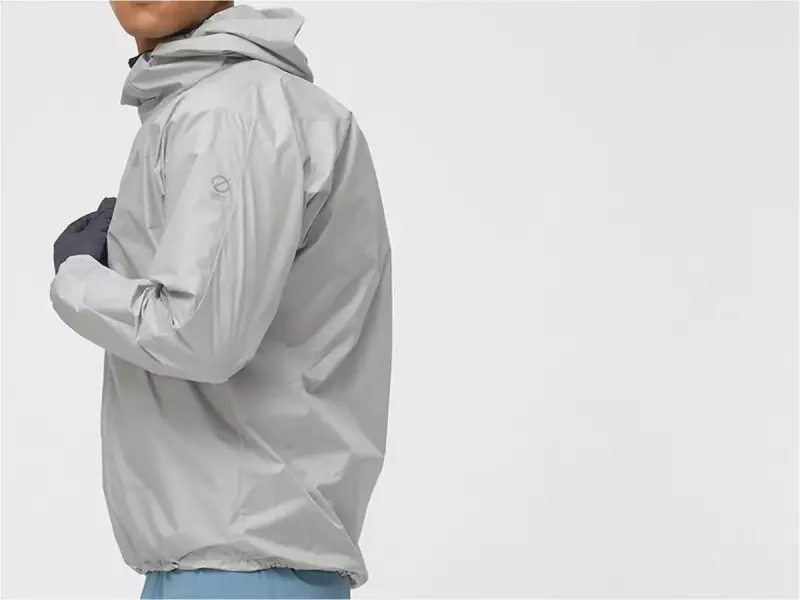 特徴的なファスナー構造でザックを背負ったまま着脱できる