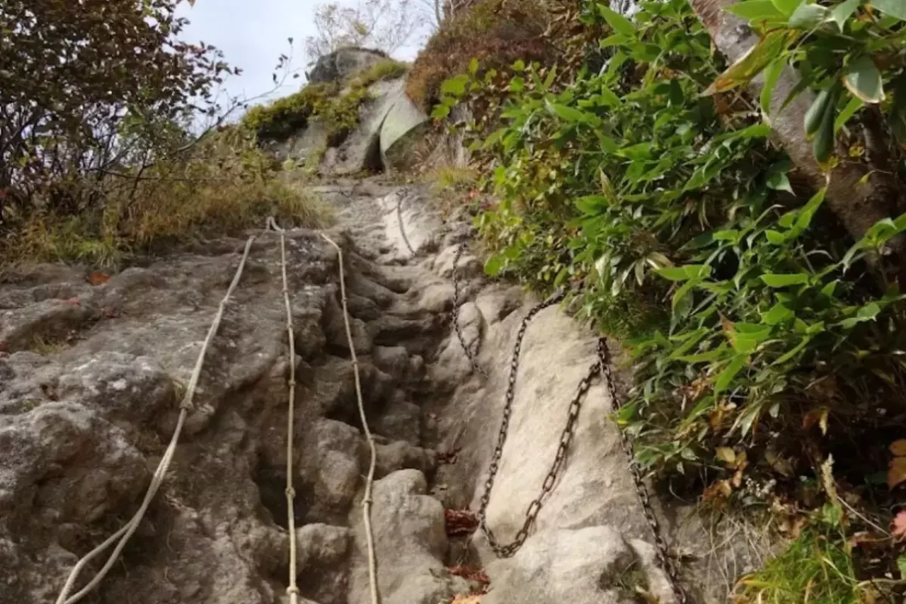 北峰直前の急登
