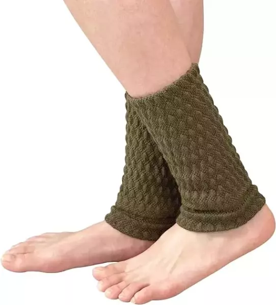 海岸に打ち寄せる波の空中写真。