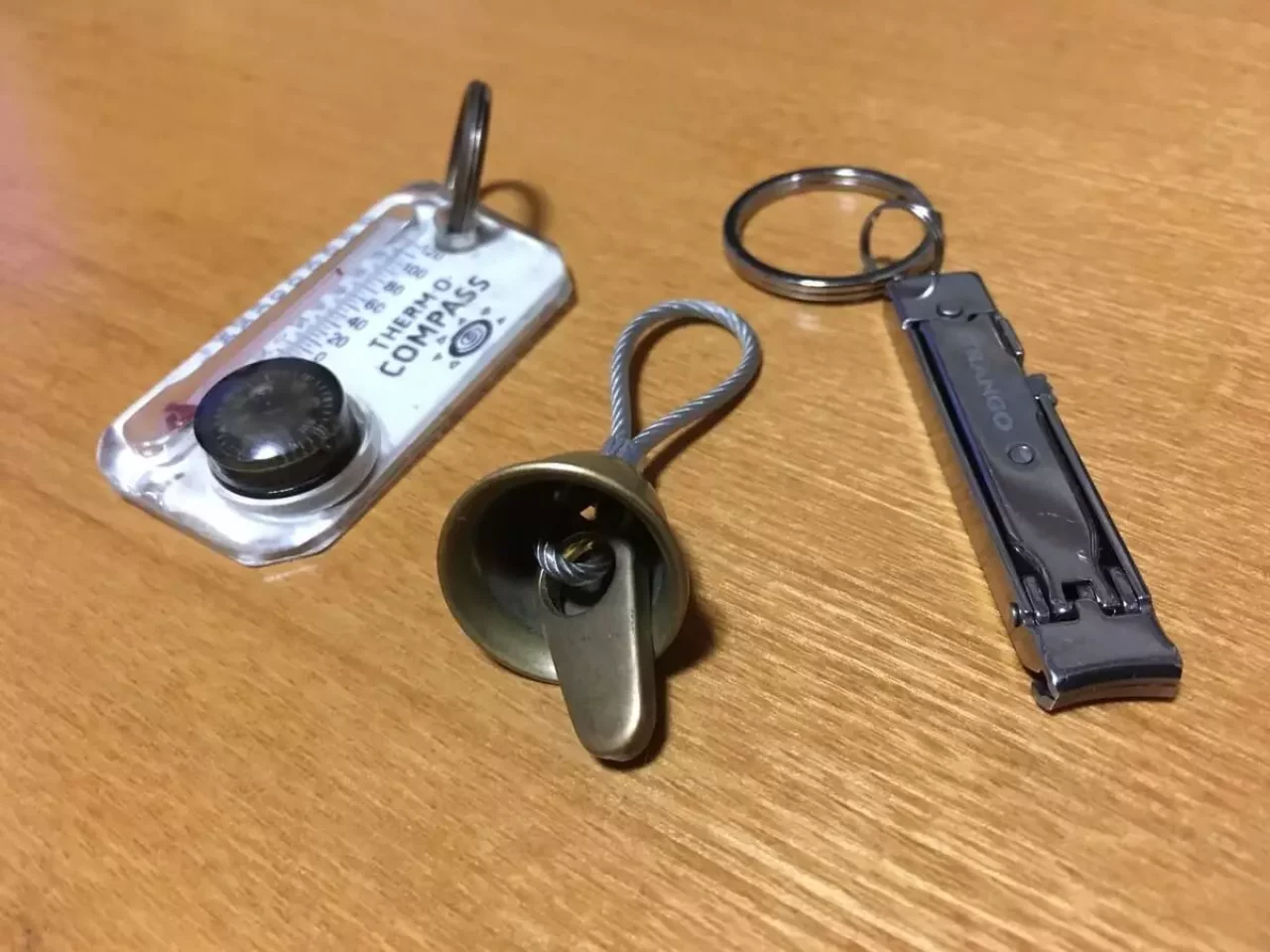 サーモコンパス、爪切り、熊鈴